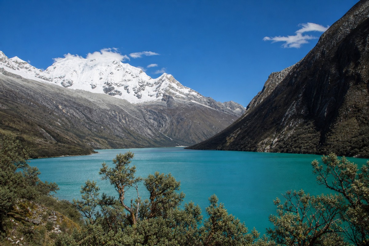 The turquoise Llanganuco lakes below the trek