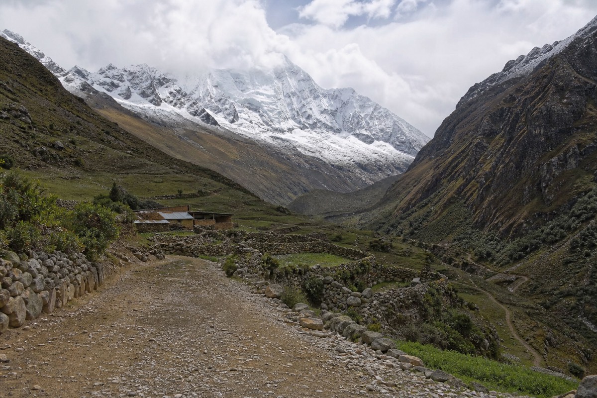 The Vaqueria trailhead above the Llanganuco valley
